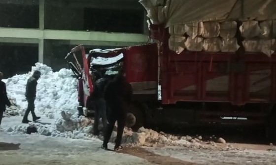 Çatıdan düşen kar kütlesi kamyona hasar verdi