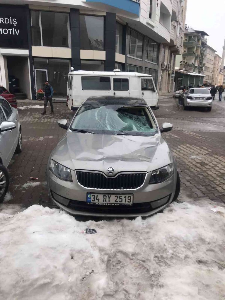 Çatılardan düşen kar birikintileri, araçlarda maddi hasara neden oldu