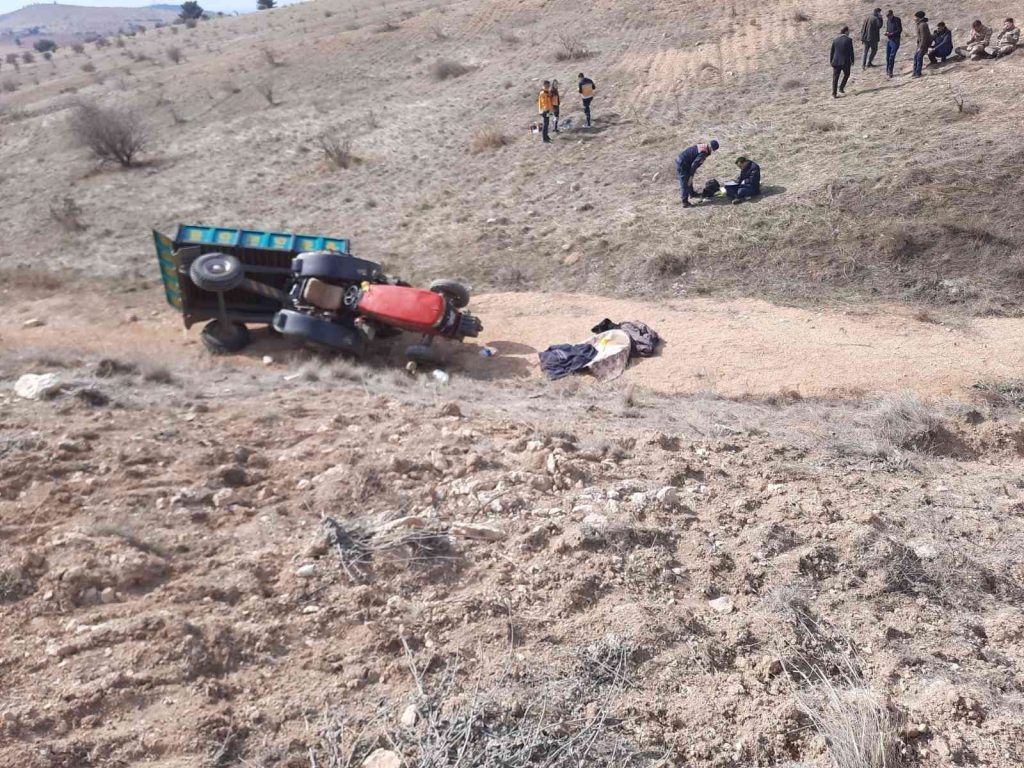 Devrilen traktörün sürücüsü öldü