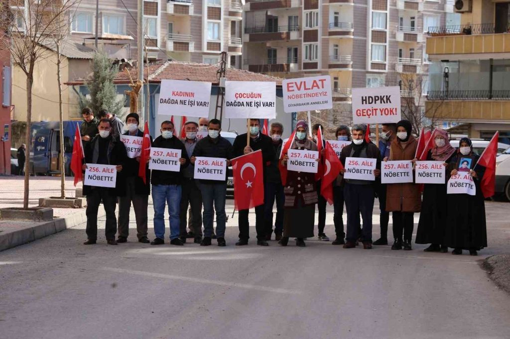 Diyarbakır’a gelen iki aile, adres olarak HDP’yi göstererek evlat nöbetine katıldı