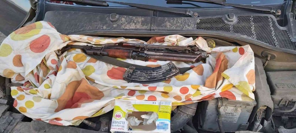 Diyarbakır’da aracın ön kaputunda şarjörü dolu uzun namlulu silah geçirildi
