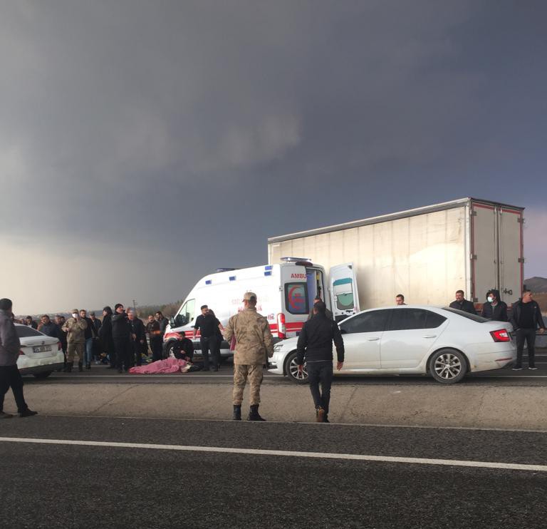 Diyarbakır’da hafif ticari araç ile tır kafa kafaya çarpıştı:1’i ağır 5 yaralı