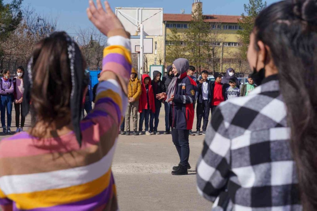 Diyarbakır’da Kadın İtfaiyecilerden öğrencilere eğitim