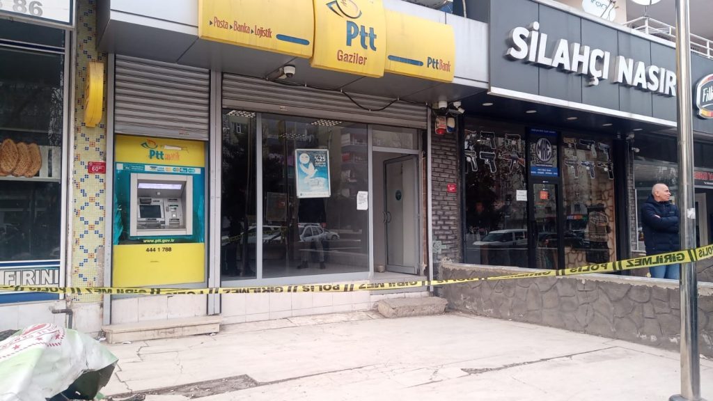 Diyarbakır’da maskeli, silahlı 3 soyguncu, PTT şubesinden 20 bin TL çalarak kayıplara karıştı.