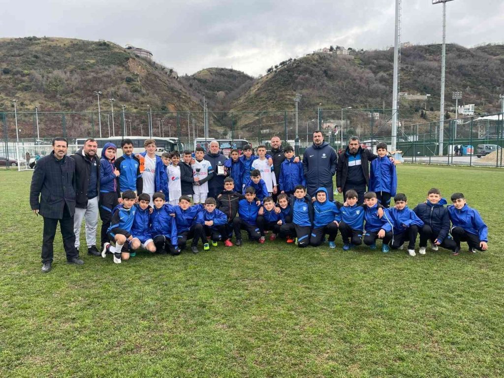 Diyarbakırlı genç futbolcular Trabzon’da şampiyon oldu