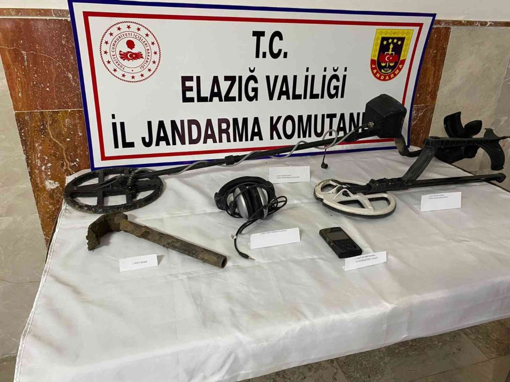 Elazığ’da define arayan bir şahıs, jandarma tarafından suçüstü yakalandı