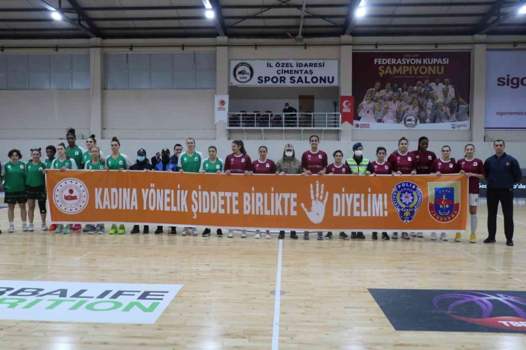 Elazığ’da maçta kadına şiddete pankartlı tepki