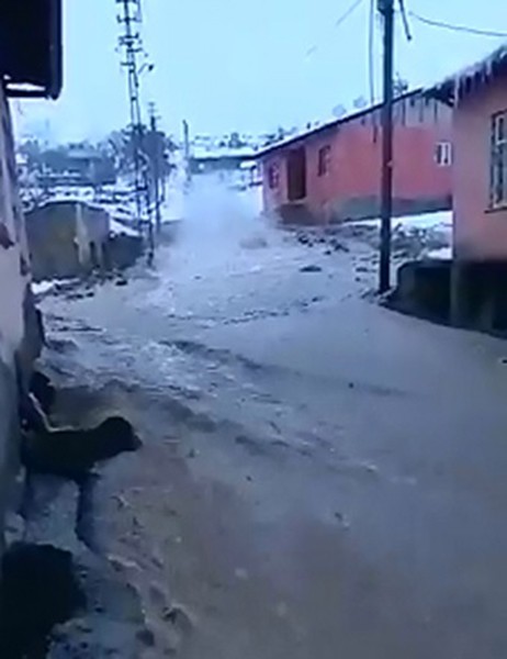 Elazığ’da patlayan boru nedeni ile evleri su bastı
