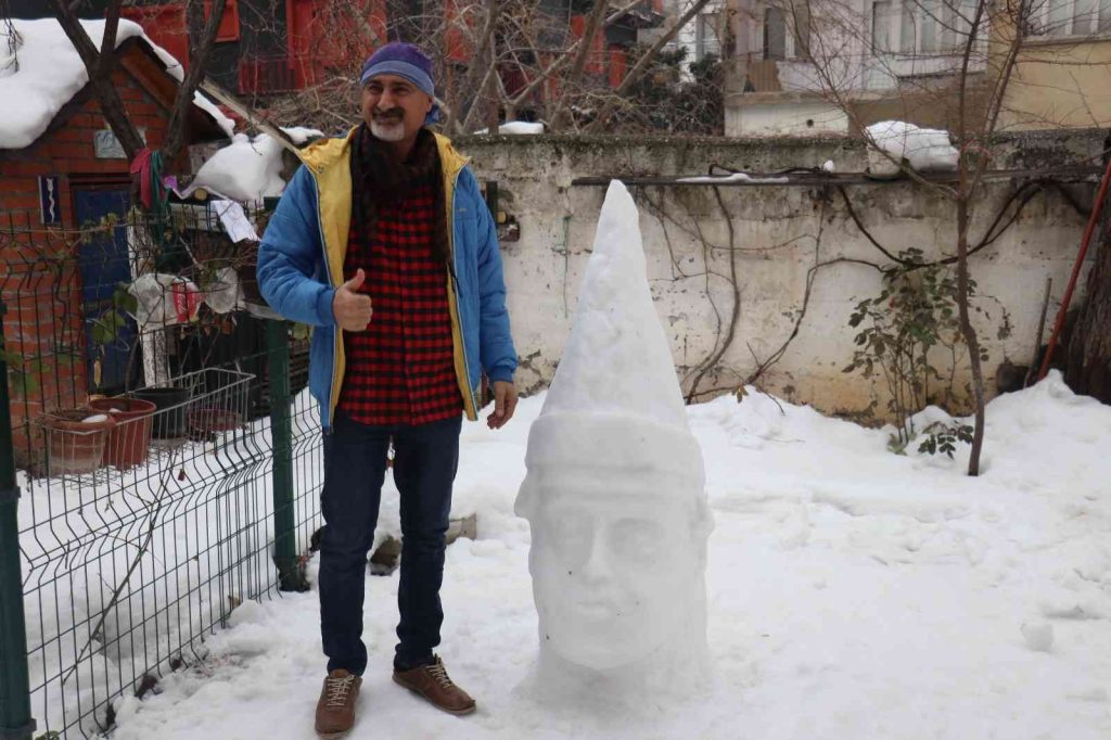 Engelli eğitmen yağan karı sanata dönüştürdü