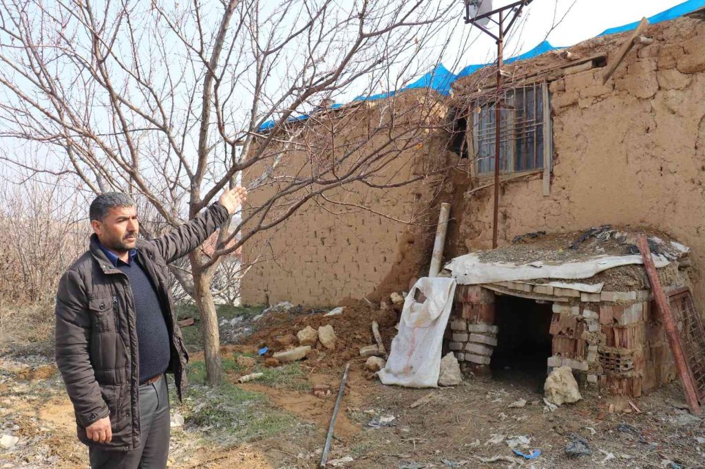 Eriyen kar sonrası kerpiç evin duvarı çöktü