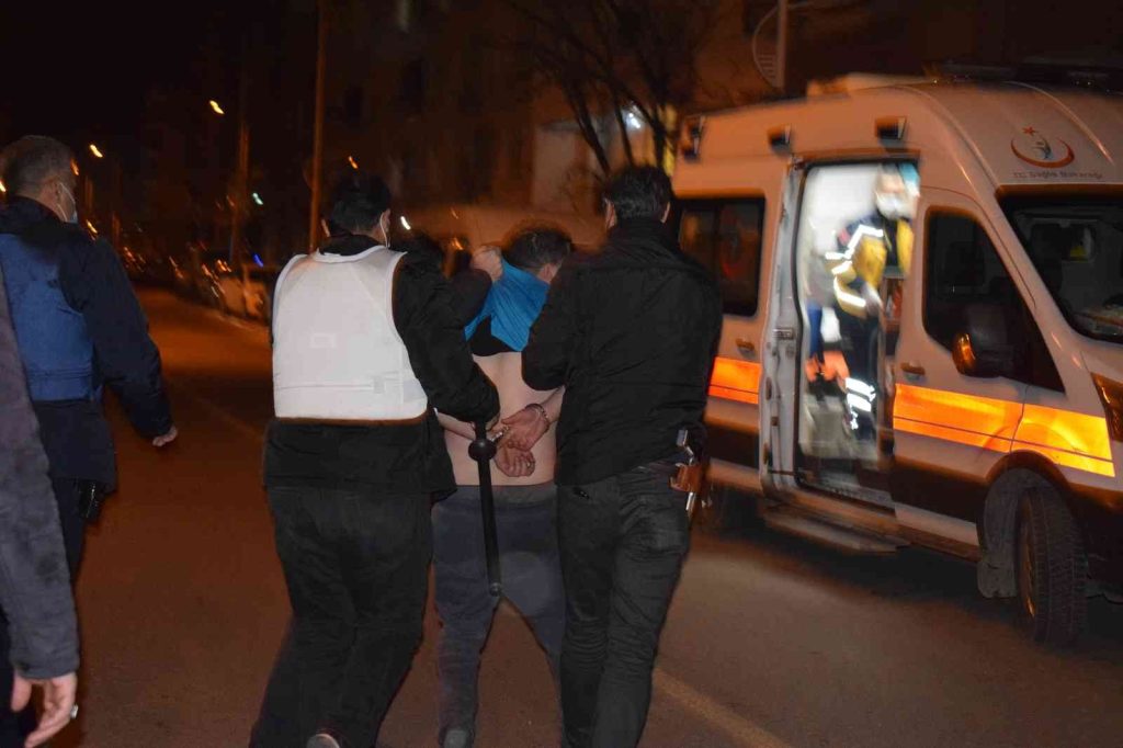 “Evi yakacağım” diyerek kendini odaya kilitleyen genç polisi alarma geçirdi