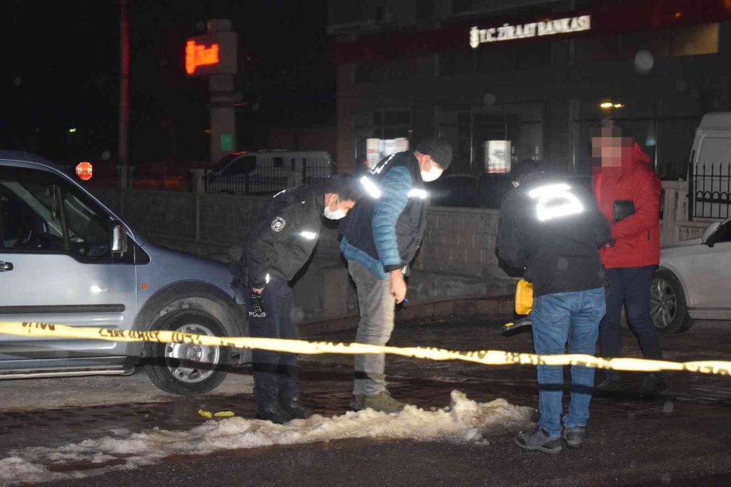 Evinin önünde silahlı saldırıya uğrayan işadamı yaralandı