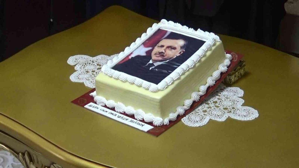 Evlat nöbetindeki aileler, Cumhurbaşkanı Erdoğan’ın 68. yaş gününü kutladı