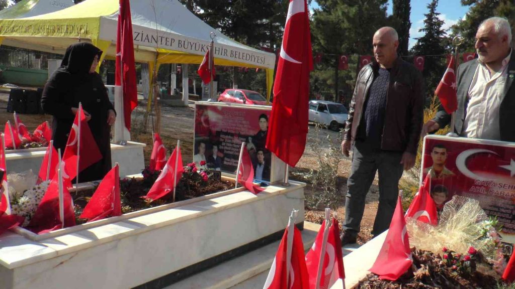 Evlat nöbetindeki ailelerden Gara şehitlerinin mezarına ziyaret