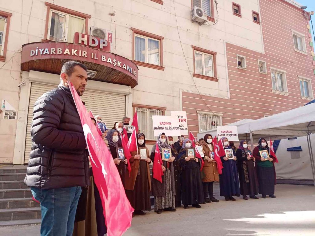 Evlat nöbetindeki ailelerin destansı direnişi 900’ncü gününde: 263 aile katıldı, 34 aile evladına kavuştu