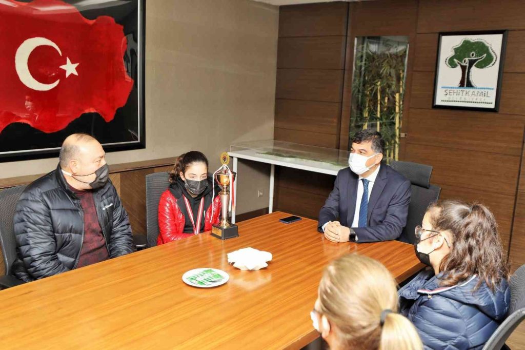 Fadıloğlu, milli satranççıları ağırladı