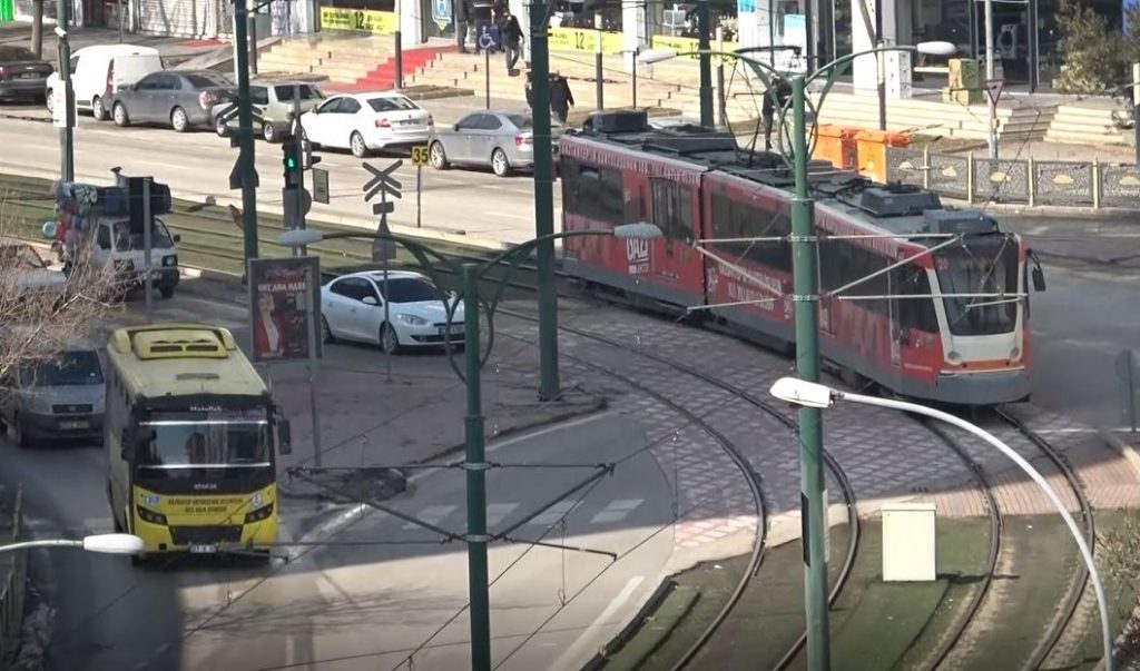 Gaziantep’te çocukların tramvayla tehlikeli yolculuğu kamerada