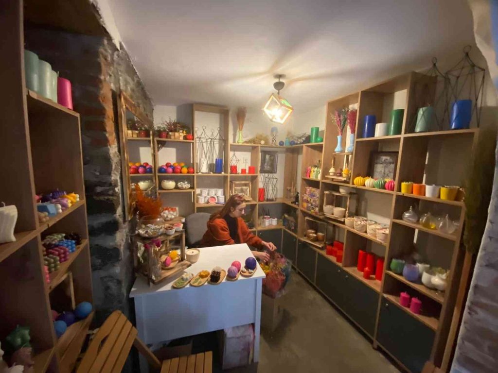 Genç kadın girişimci ürettiği doğal kokulu mumlarla dünyaya açılmayı hedefliyor