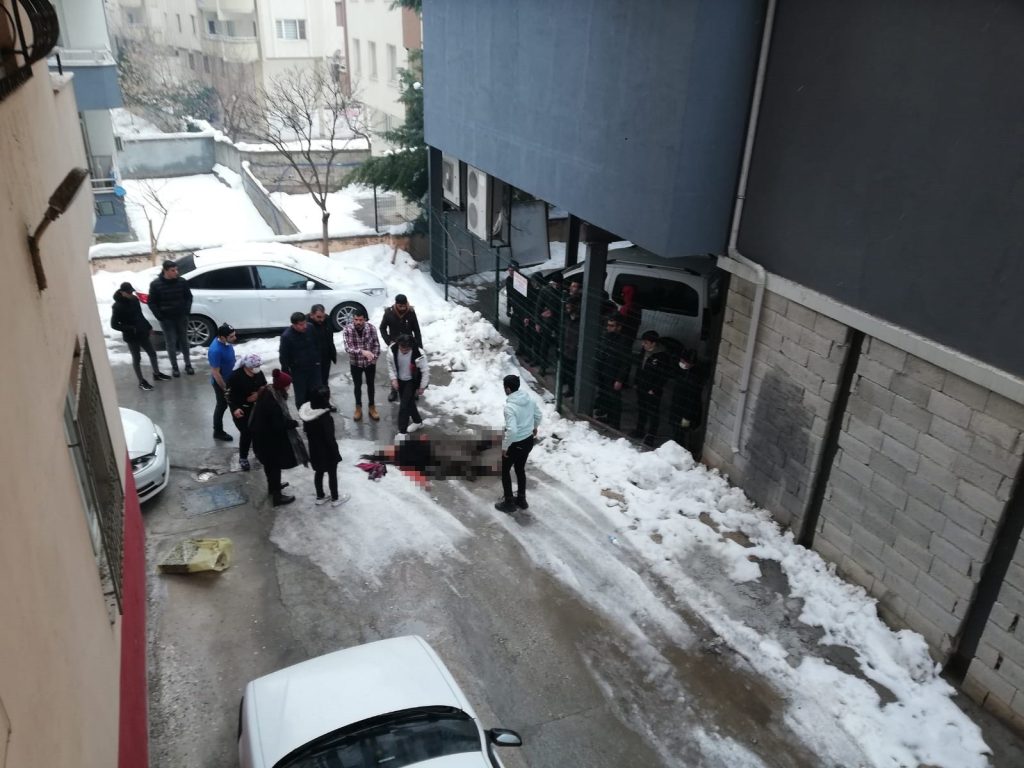 Genç kızın düşme anı kamerada