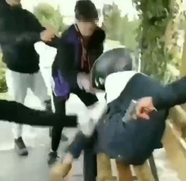Gençler, araya aldıkları arkadaşlarını öldüresiye darp etti