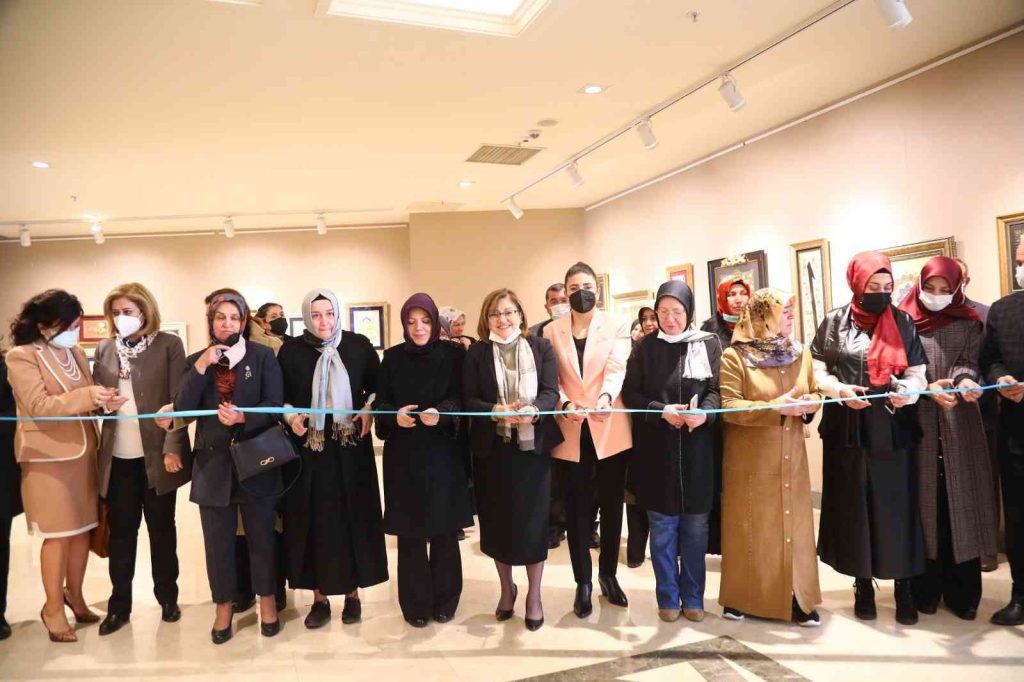 Gençlerin hazırladığı sergi ve tiyatro oyunu vatandaşla buluştu