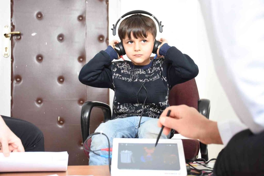 Genç’te ilkokul öğrencileri işitme testinden geçirildi