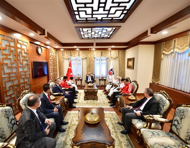 Görme Engelli şampiyon miniklerden Vali Karaloğlu’na ziyaret