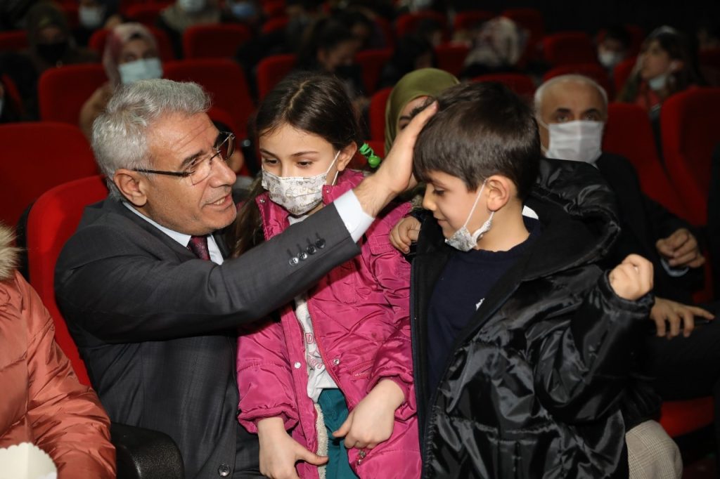 Güder, yetim çocuklara sinema keyfi yaşattı