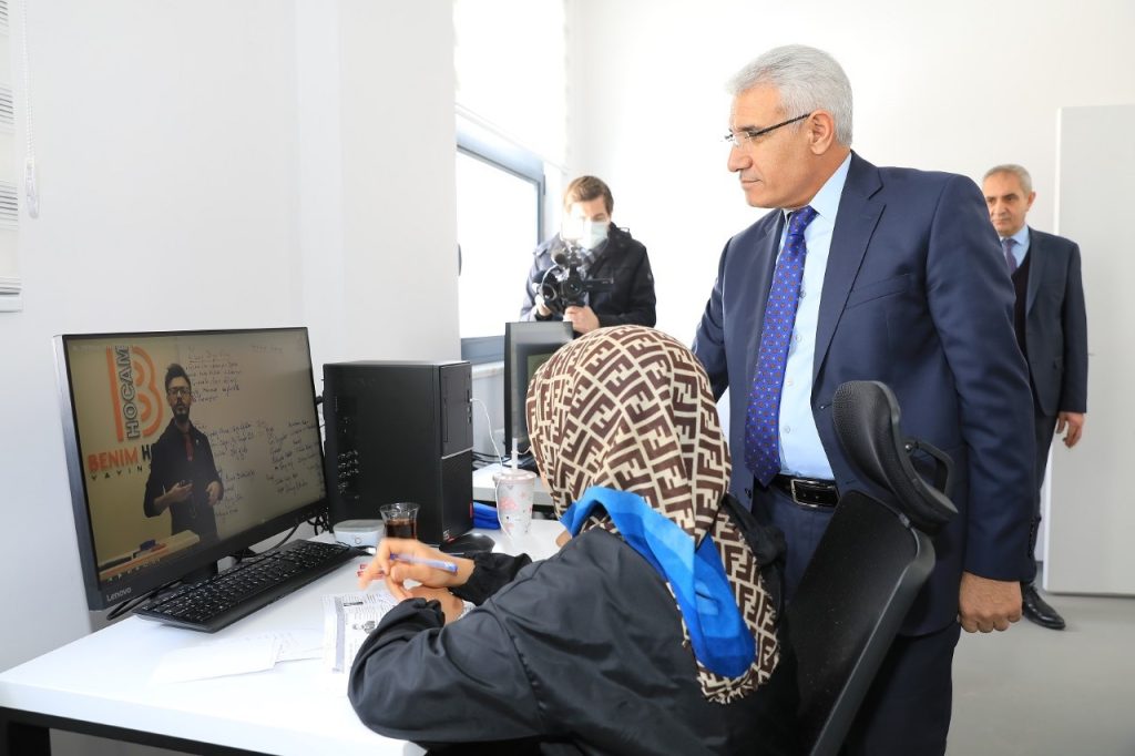 Güder’den öğrencilere kütüphanede sürpriz