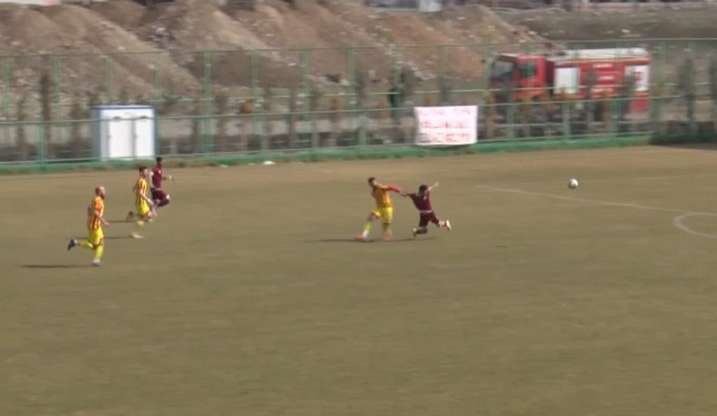 Hakemin verdiği kararlar taraftara saç baş yoldurdu