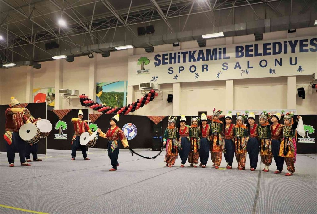 Halk Oyunları yarışmaları şölen havasında gerçekleştirildi