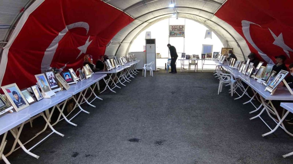 HDP önünde kardeşinin yolunu gözleyen abla Zekiye Bozdağ: “Ölüsü veya dirisini onlardan alana kadar bu çadırı bırakmayacağım”