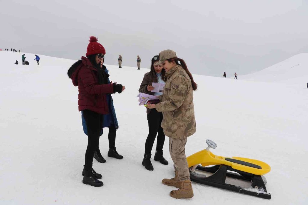 Jandarma, kayak merkezinde KADES’i tanıttı