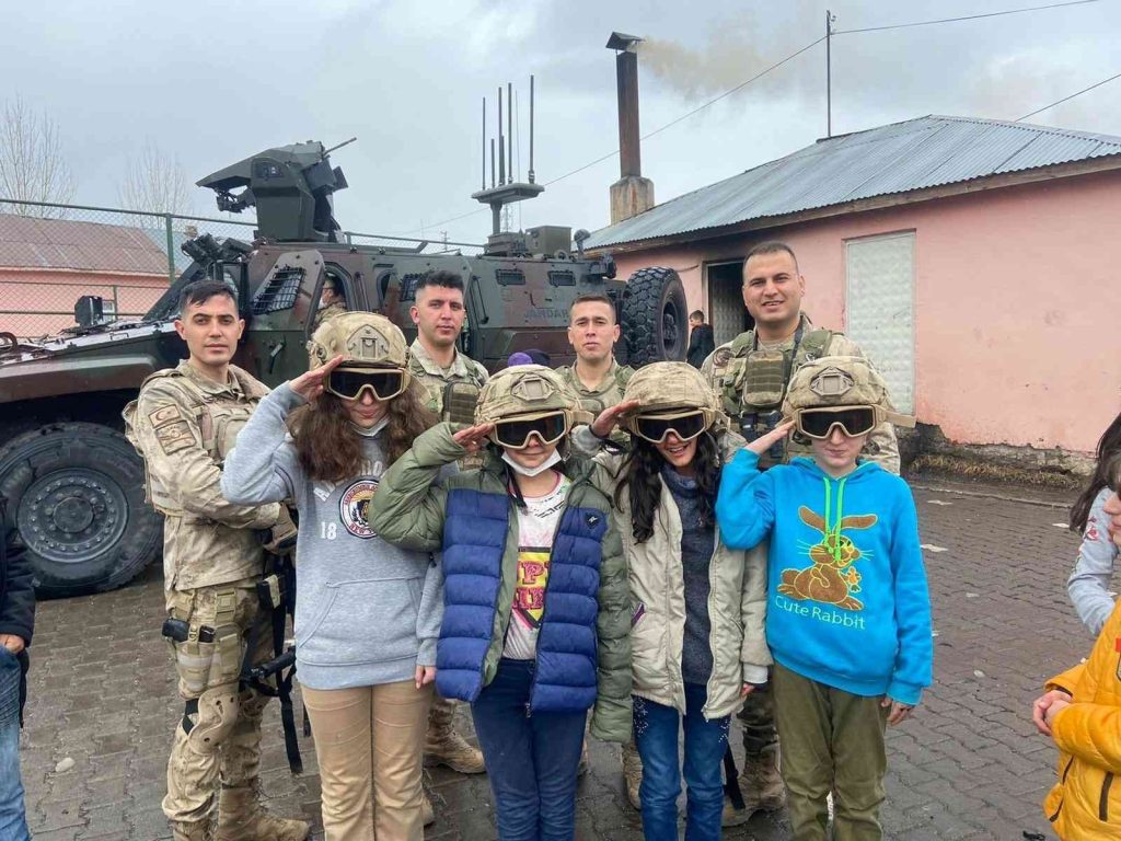 Jandarma öğrencilerle bir araya geldi