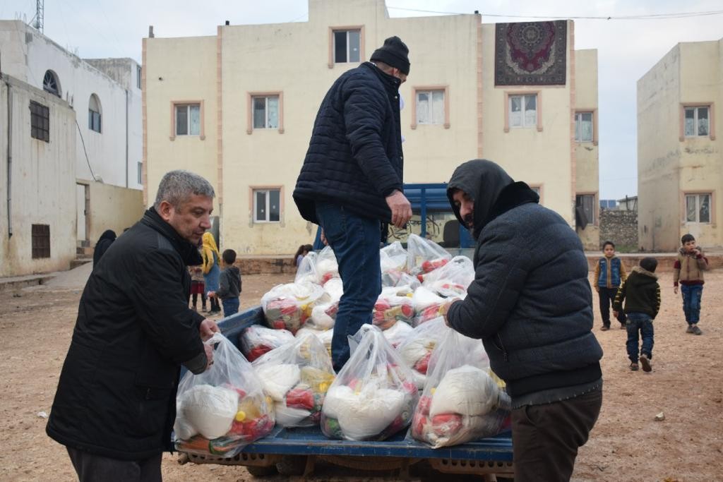 Kadayıfçı Sıtkı Usta’dan İdlip’teki yetim çocuklara kıyafet ve yemek dağıtımı