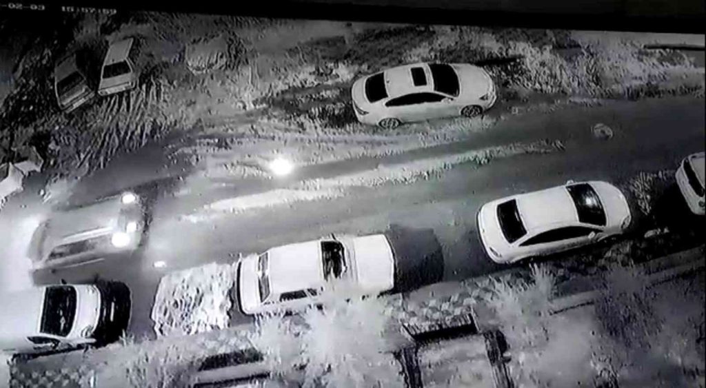 Kaldırımda yürürken bir anda kendini çukurda bulan adamın görüntüleri ortaya çıktı