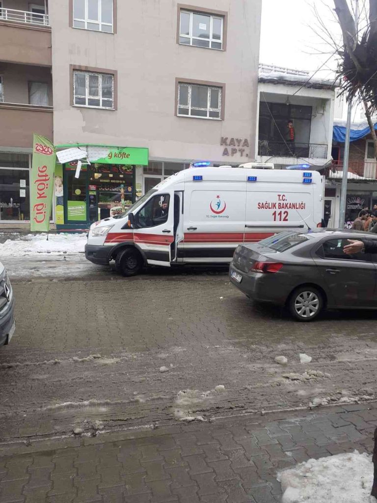 Kar kütleleri çocukların üzerine düştü