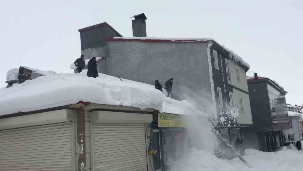 Karlıova’da esnaf, çatılarda biriken karları temizledi