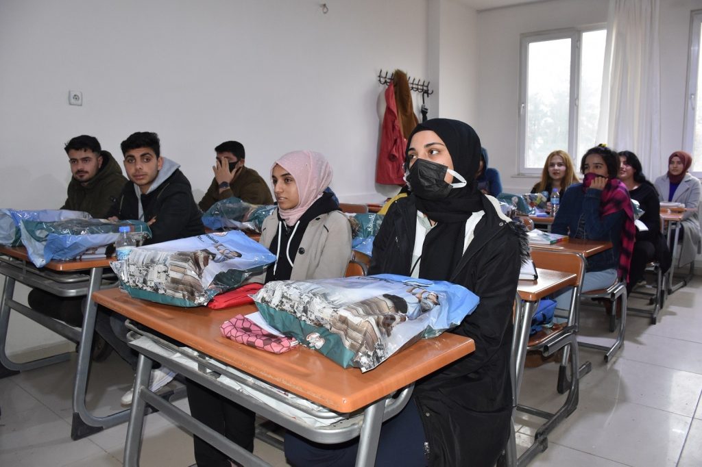 Kaymakam Gölbaşı’ndan öğrencilere destek