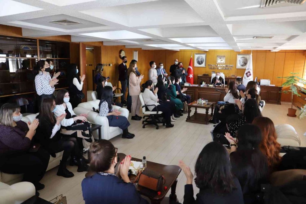 Kazakistanlı öğrencilerden Rektör Göktaş ile bir araya geldi