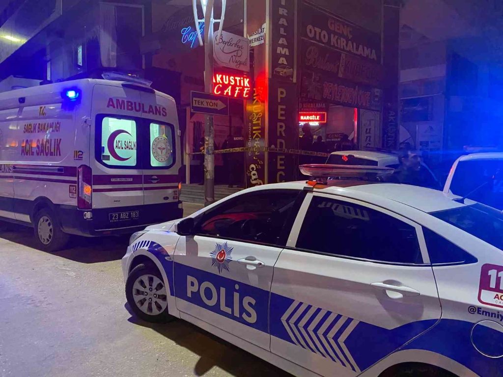 Önce silahla etrafa ateş etti ardından kafasına silahı dayadı