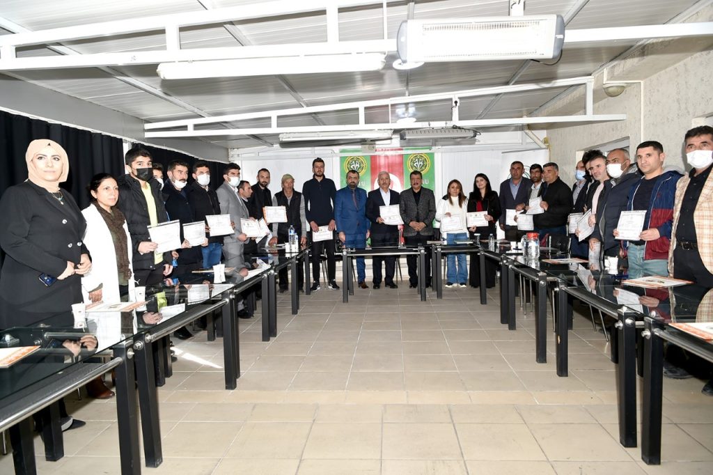 Koyun kırpma kursunu başarıyla tamamlayanlara sertifikaları verildi