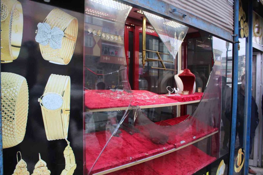 Kuyumcunun camını kırıp yarım kilo altın çaldılar