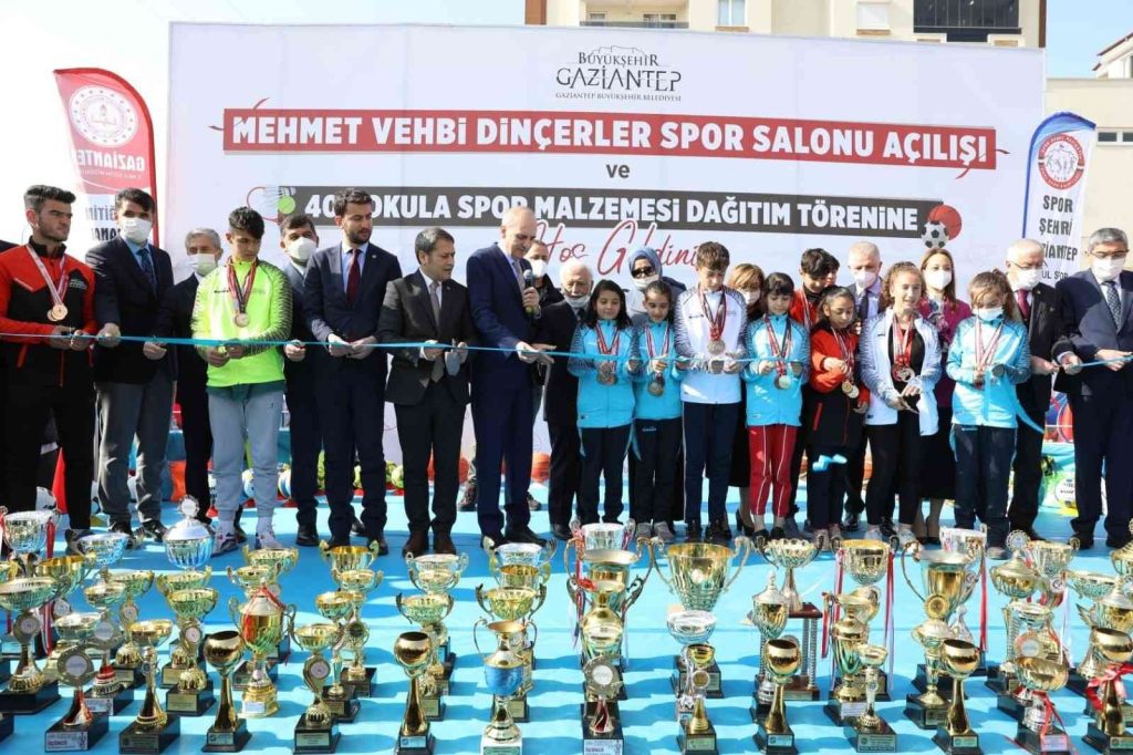 Mehmet Vehbi Dinçerler Spor Salonu’nun resmi açılışı yapıldı