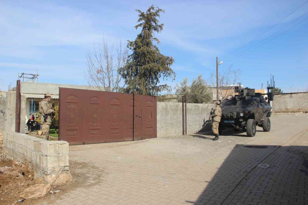 Miras kavgasında kız kardeşi ile eniştesini öldürdü