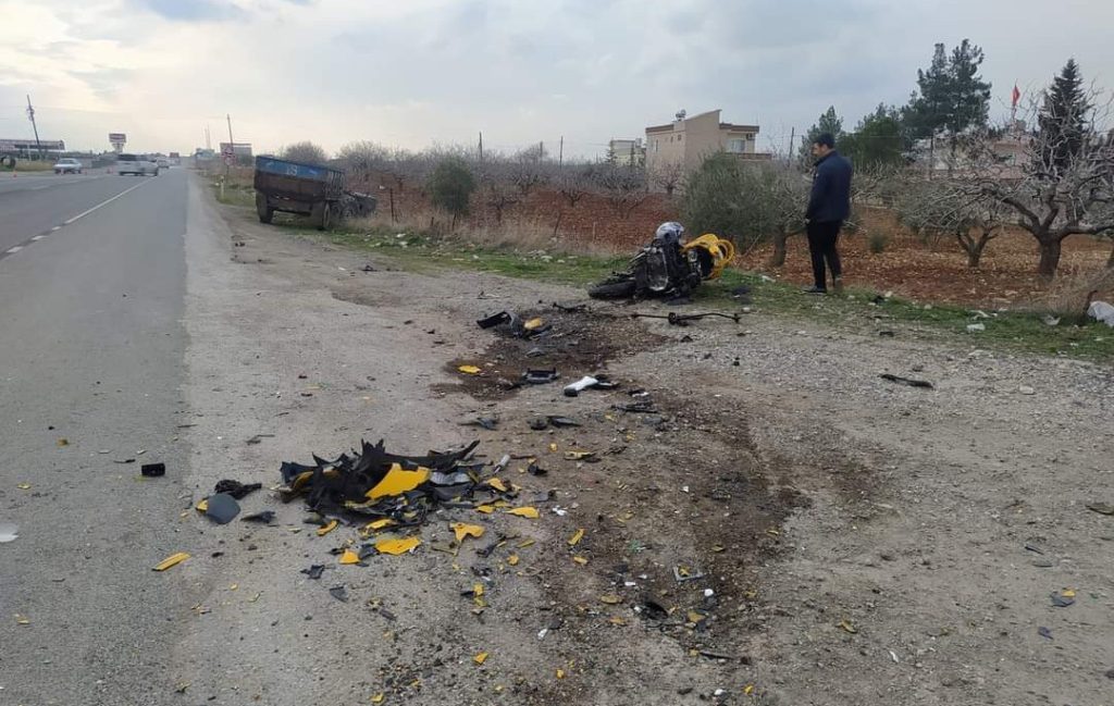 Motosikletin traktöre çarptığı feci kaza güvenlik kamerasında