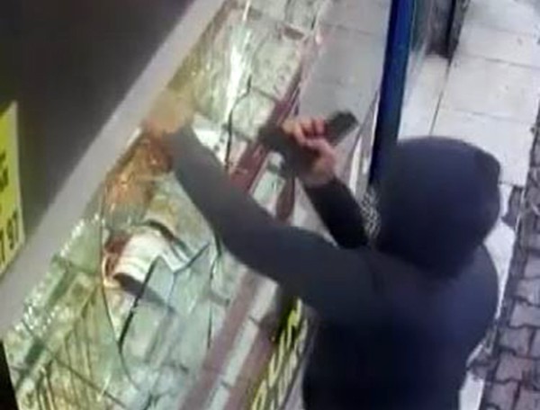 Önce kabzayla camı kırdı, sonra yarım kilo altını çaldı