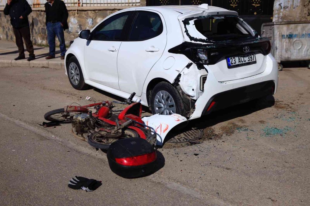 Otomobil ile motosiklet çarpıştı: 2 yaralı