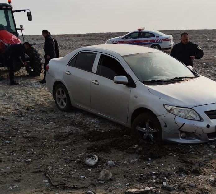 Otomobil İskele sahasında çamura saplandı