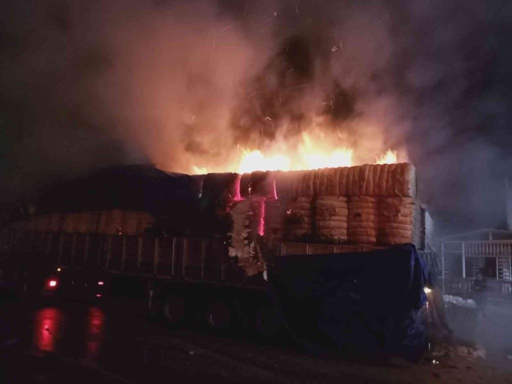 Pamuk yüklü tırın dorsesi alev alev yandı